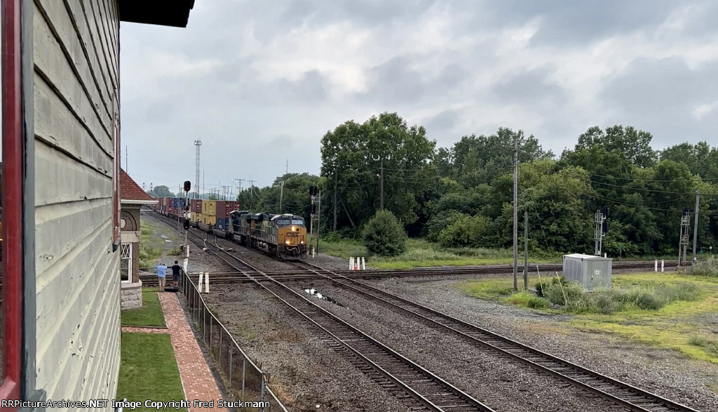 CSX 928 is about to cross the C&O.